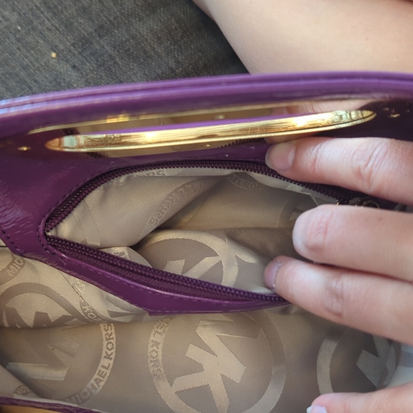 Michael Kors Berkley handle clutch - Picture 5 of 12